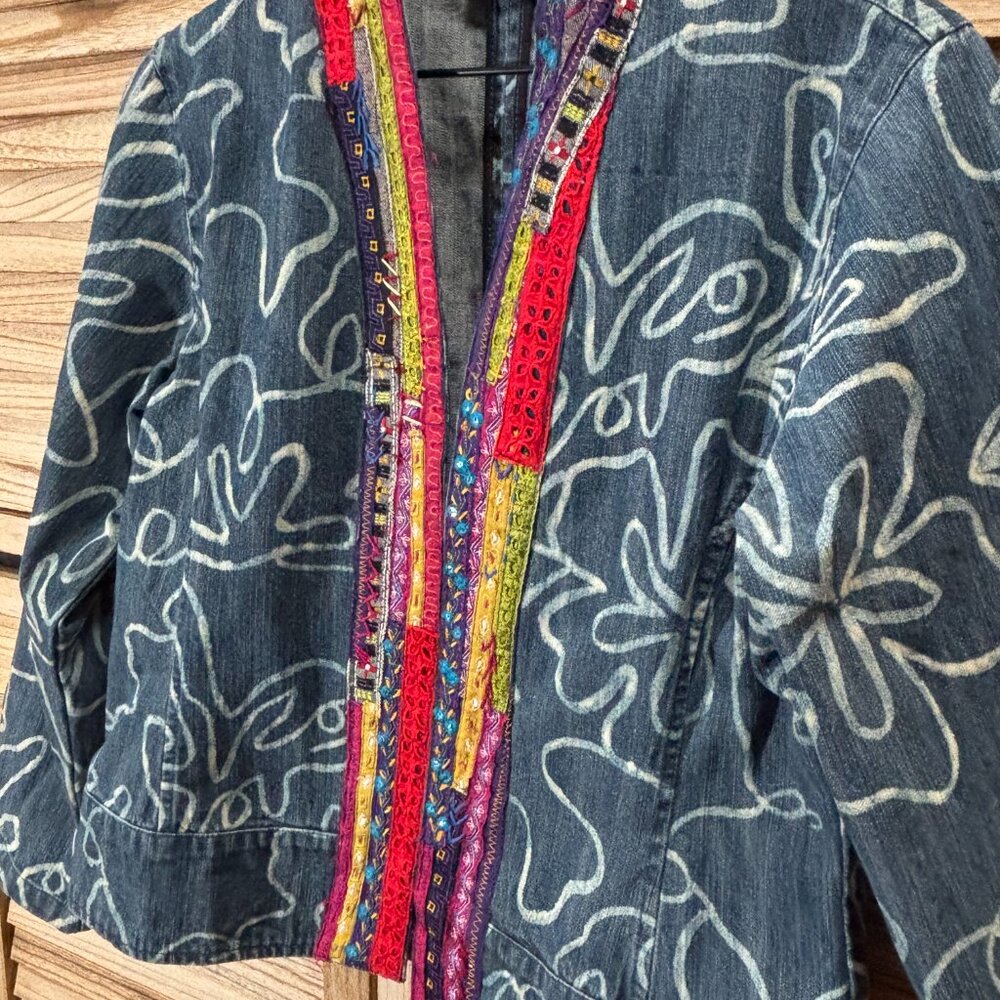 Chico’s Artisan Tapestry Trim Denim Jacket Etched Floral Blue Size L - Picture 3 of 9